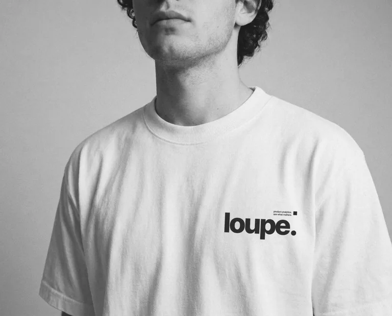 Homme en t-shirt blanc imprimé loupe., photo noir et blanc