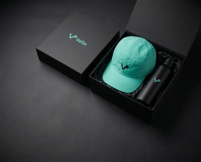 Coffret cadeau Velto noir avec casquette menthe et gourde noire